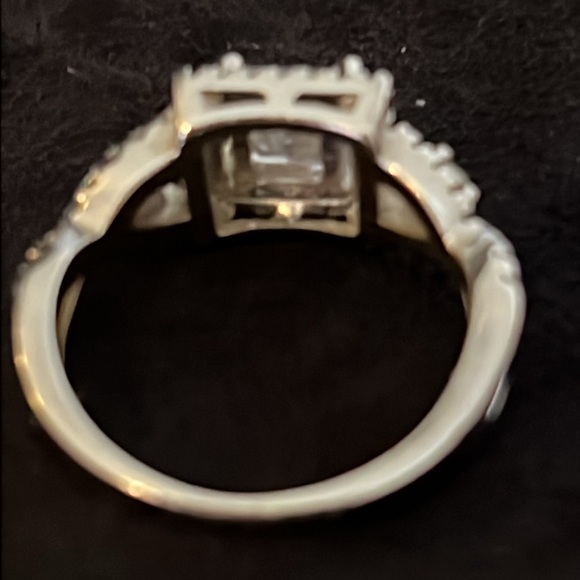 10kt white gold diamond & crystal ring - Picture 5 of 7